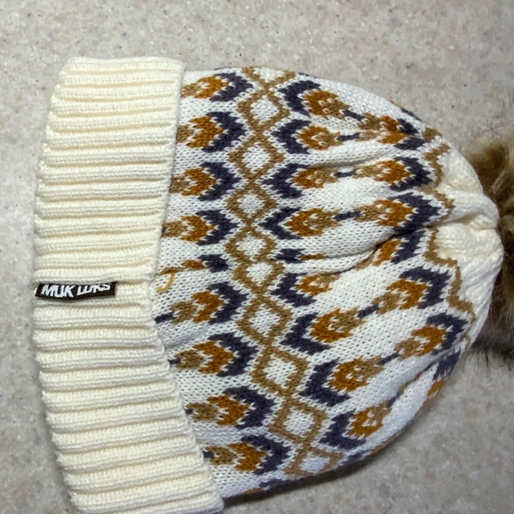 🌸🌸 Muk Luks Cream and Brown Knit Beanie with Pom - Picture 2 of 2
